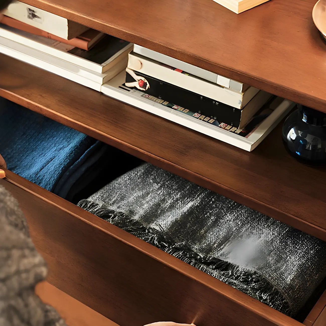 Modern Rubberwood Bedroom Storage Cabinet with 4 Drawers