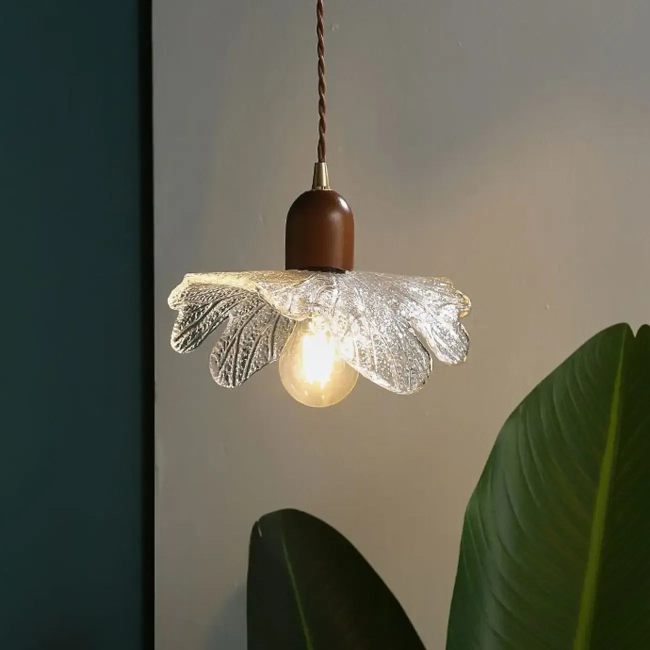 Vintage Leaf Textured Clear Glass Pendant Lamp for Living Room