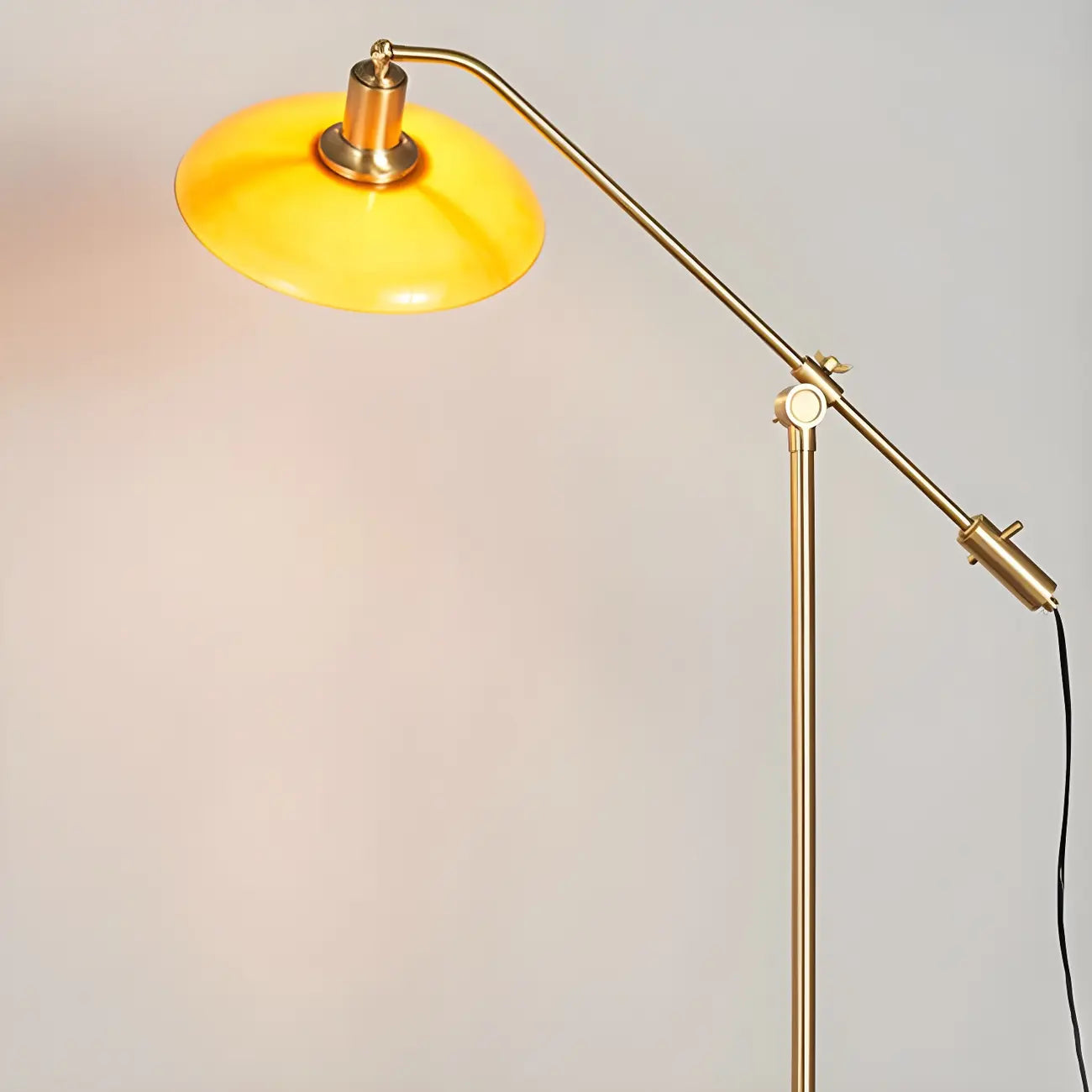 Standing Gold Floor Lamp with Balance Arm for Living Space